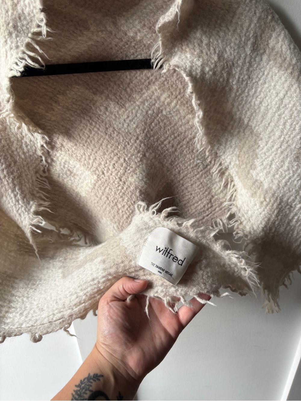 Wilfred Aritzia The Diamond Mosaic Wool Blanket Scarf Wrap Beige Cream Fringe - Picture 5 of 5